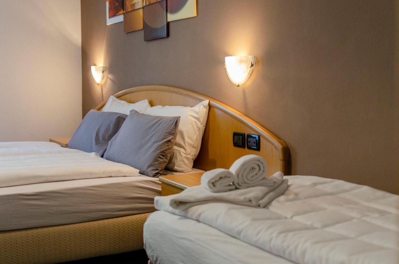 Flos Hotel موينا المظهر الخارجي الصورة