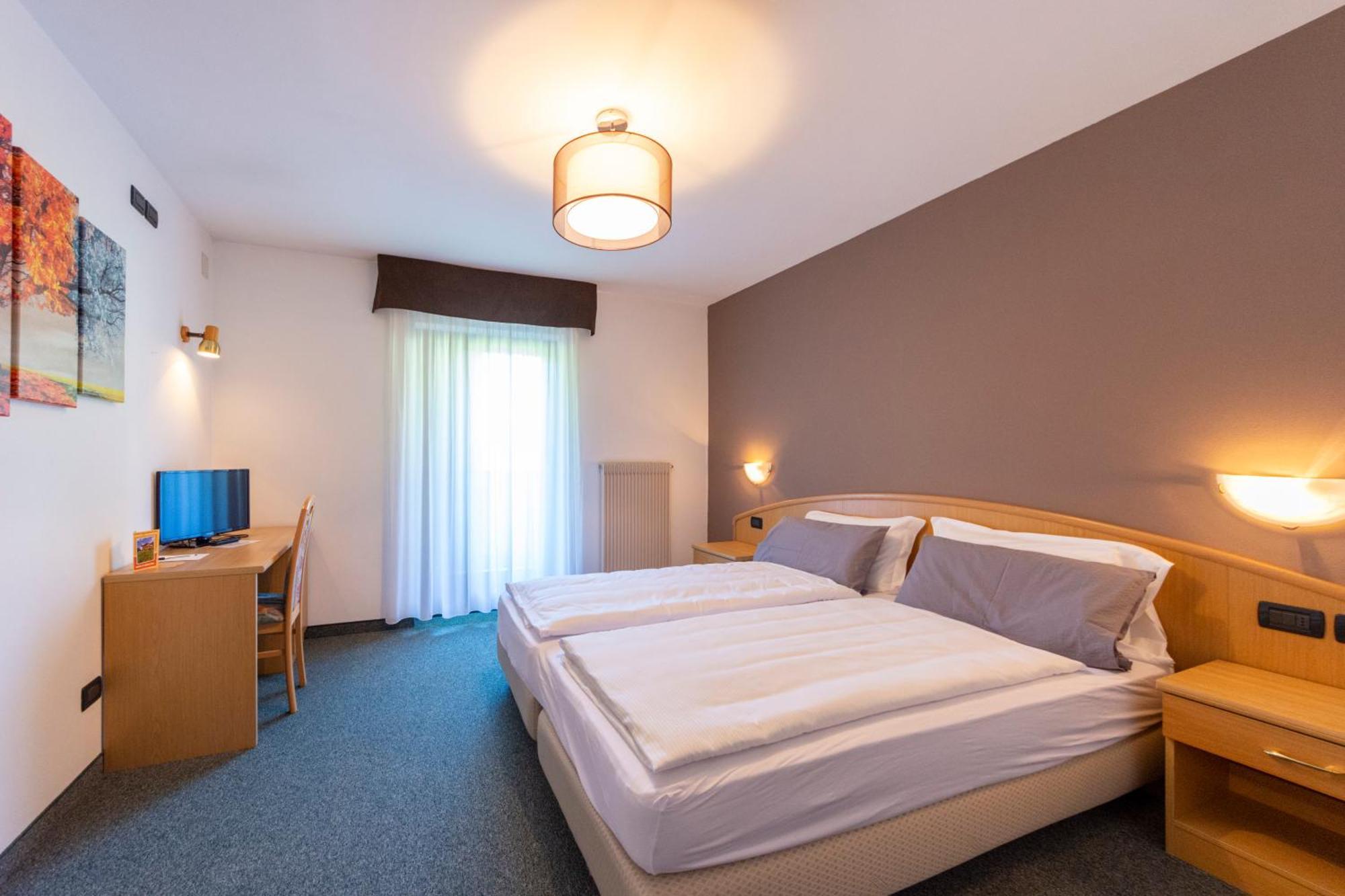 Flos Hotel موينا المظهر الخارجي الصورة