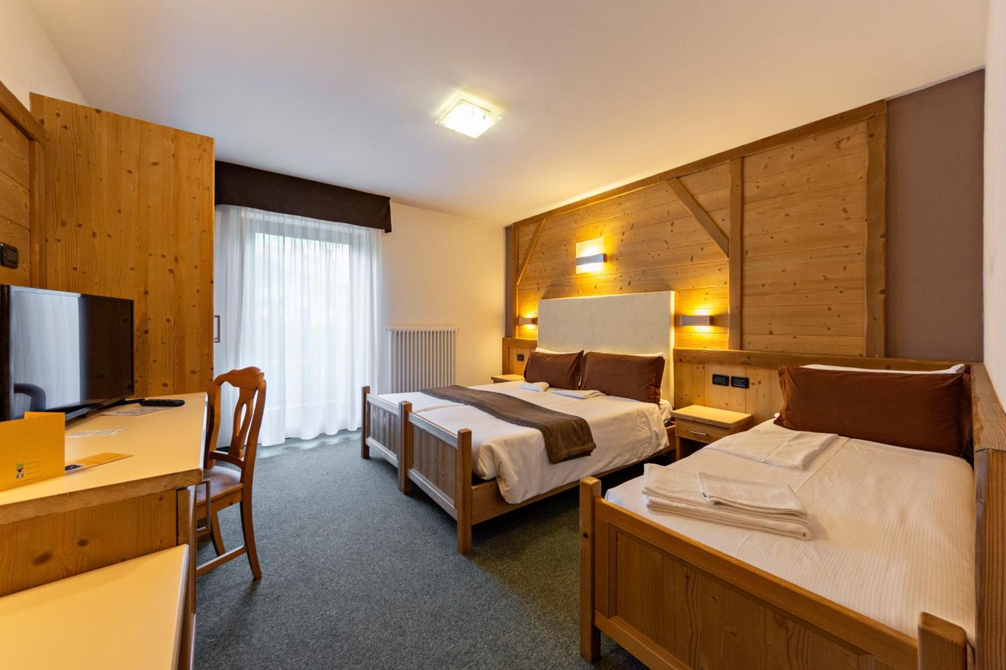 Flos Hotel موينا المظهر الخارجي الصورة